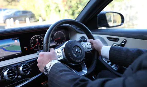chauffeur-driving-car-572×340