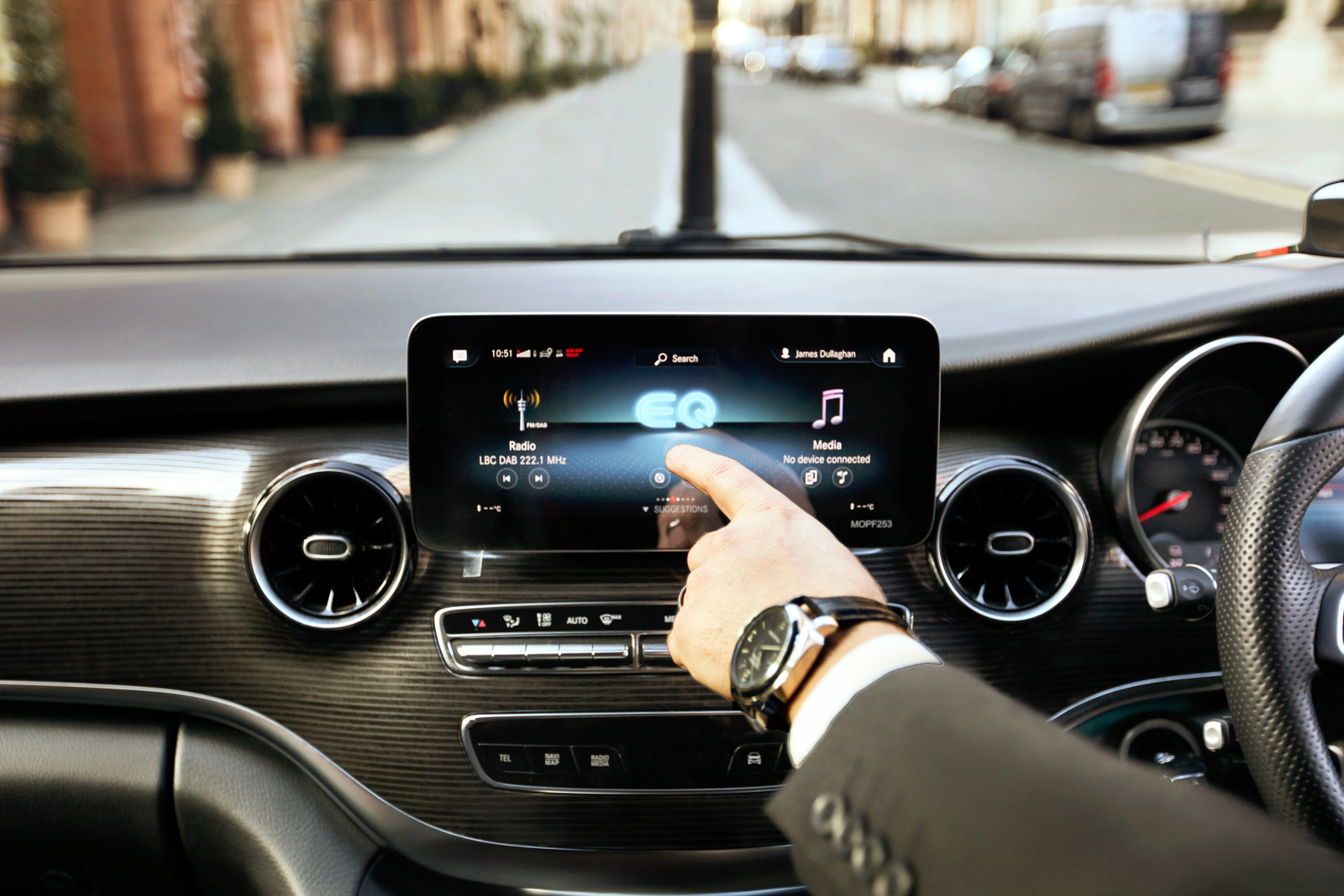 chauffeur-pointing-dashboard-mercedes-eqv